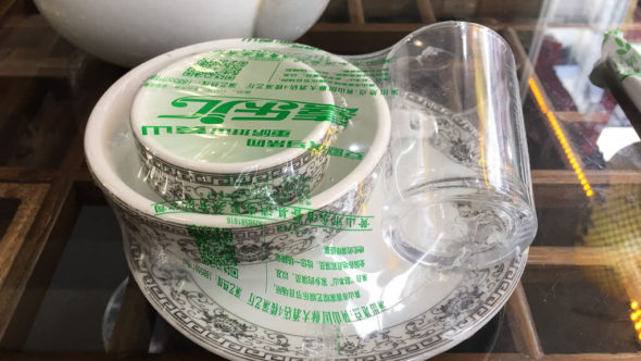 China: Im Restaurant ist Geschirr manchmal in Plastik eingepackt