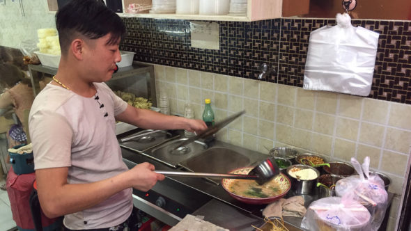Koch im Malatang Restaurant