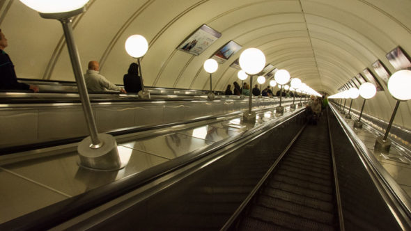 Rolltreppe in der Metro-Station Park Pobedy in Moskau