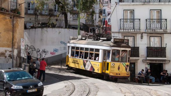 Straßenbahn Lissabon in den engen Gassen von Alfama