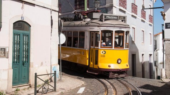 Straßenbahn Lissabon in den engen Gassen von Alfama