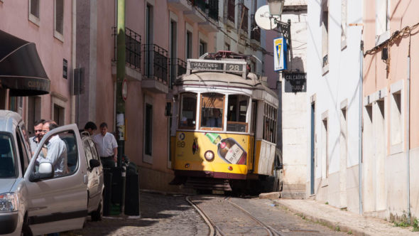 Straßenbahn Lissabon in den engen Gassen von Alfama