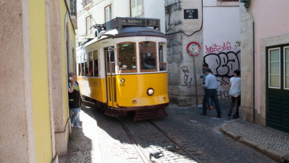 Straßenbahn Lissabon in den engen Gassen von Alfama