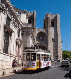 Straßenbahn Linie 28 bei der Sé (Kathedrale in Lissabon)