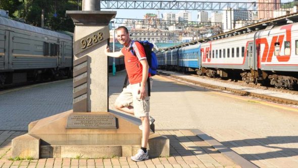 Reiseblogger am Endpunkt der Transsibirischen Eisenbahn in Wladiwostok