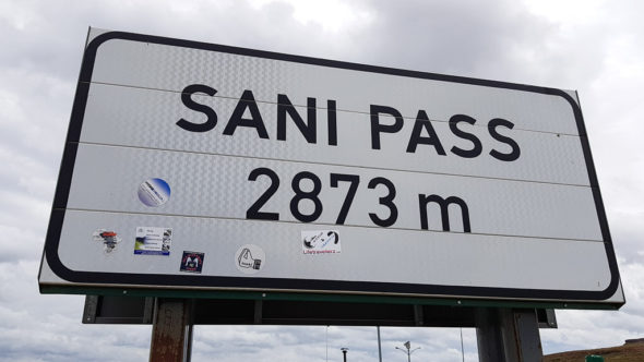 Schild Sanipass: Die Grenze zwischen Lesotho und Südafrika