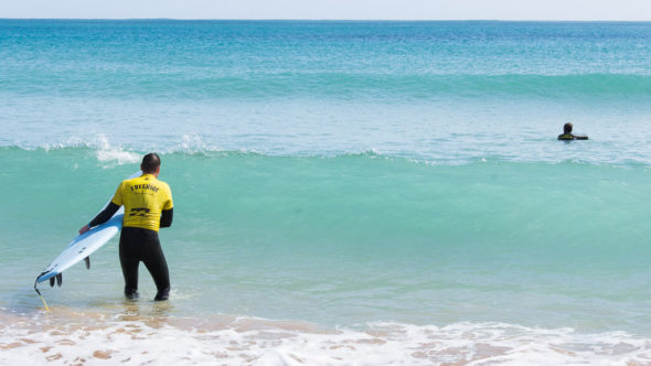 Aktivurlaub an der Algarve: Wellenreiten