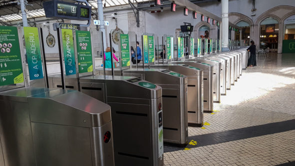 Bahnsteigsperren im Bahnhof Lisboa Rossio