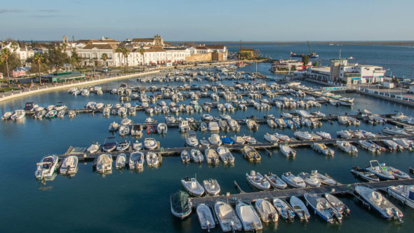 Vom Hotel Eva neben dem Bahnhof Faro haben Gäste einen traumhaften Blick über den Yachthafen