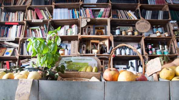 Obst- und Bücherladen in Óbidos