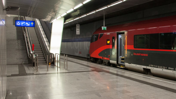 Bahnhof Flughafen Wien mit Railjet