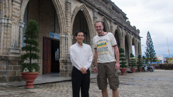 Bild: Pfarrer Antony Quoc empfängt mich vor der Kirche in Nha Trang