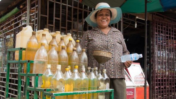 Tankstelle mit Flaschen in Kambodscha