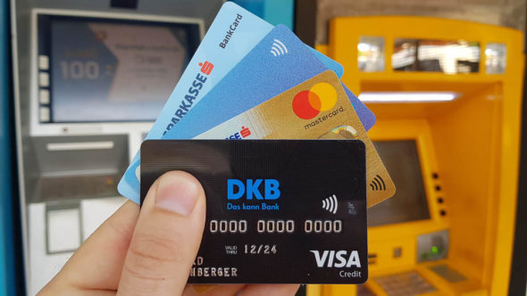 Bargeld mit Kreditkarten am Geldautomat in Thailand