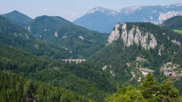 Semmeringbahn bei einer Reise mit dem Zug durch Österreich