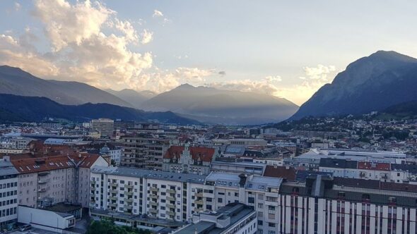 Innsbruck von oben vom Rooftop Restaurant des Adlers Hotels