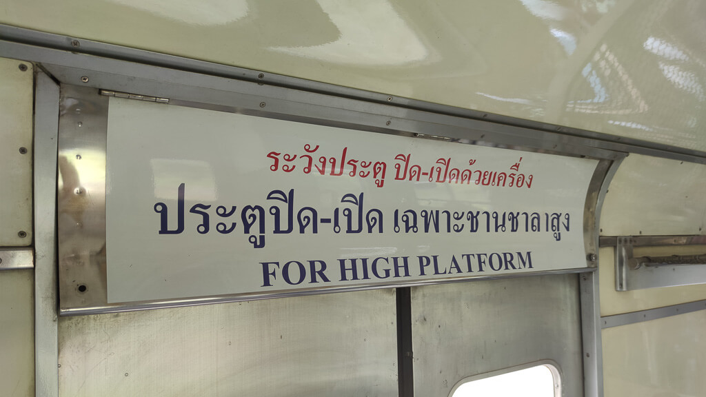 Hoher Bahnsteig Ordinary Train Thailand