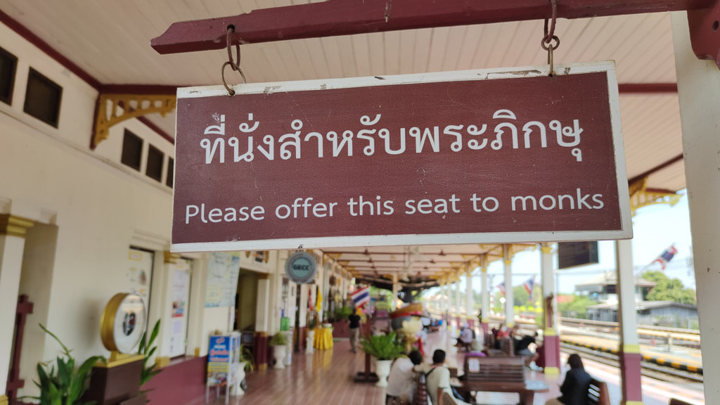 Reservierte Sitzplätze für Mönche in Thailand