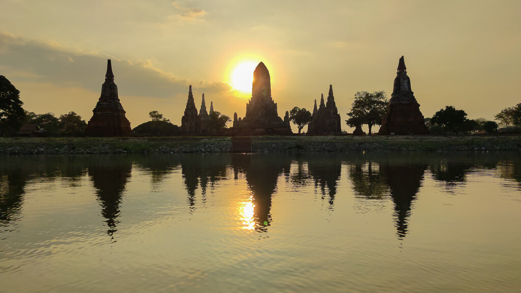 Wat Chawatthanaram Ayutthaya bei Sonnenuntergang