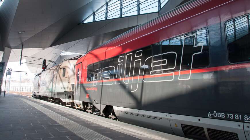 ÖBB Railjet in Wien Hauptbahnhof